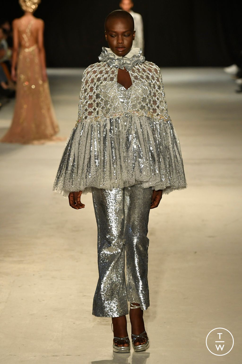 Fashion Week Paris Spring/Summer 2024 look 30 de la collection Rahul Mishra couture