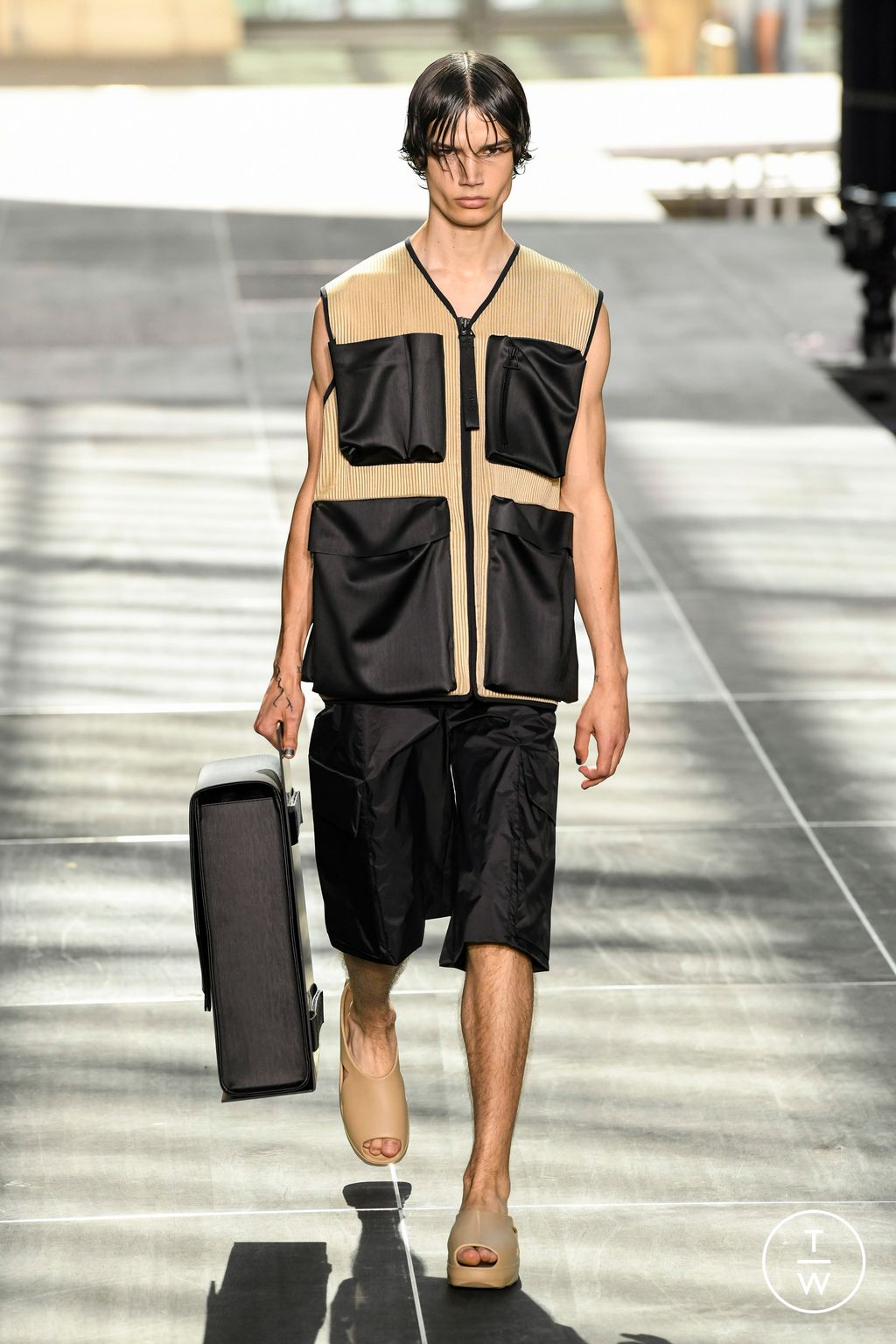 Fashion Week Paris Spring/Summer 2023 look 2 from the Rains collection 男装