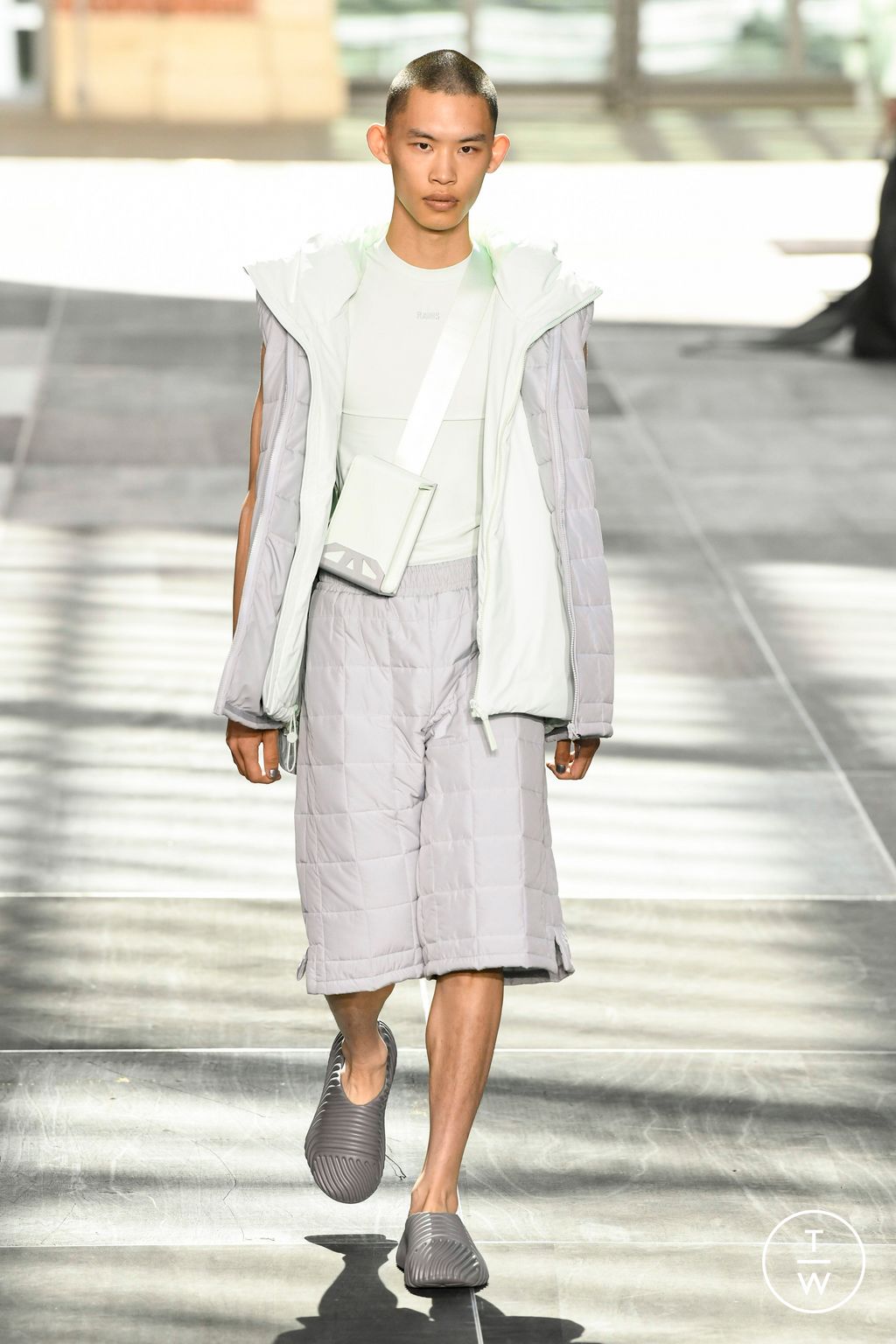 Fashion Week Paris Spring/Summer 2023 look 5 from the Rains collection 男装