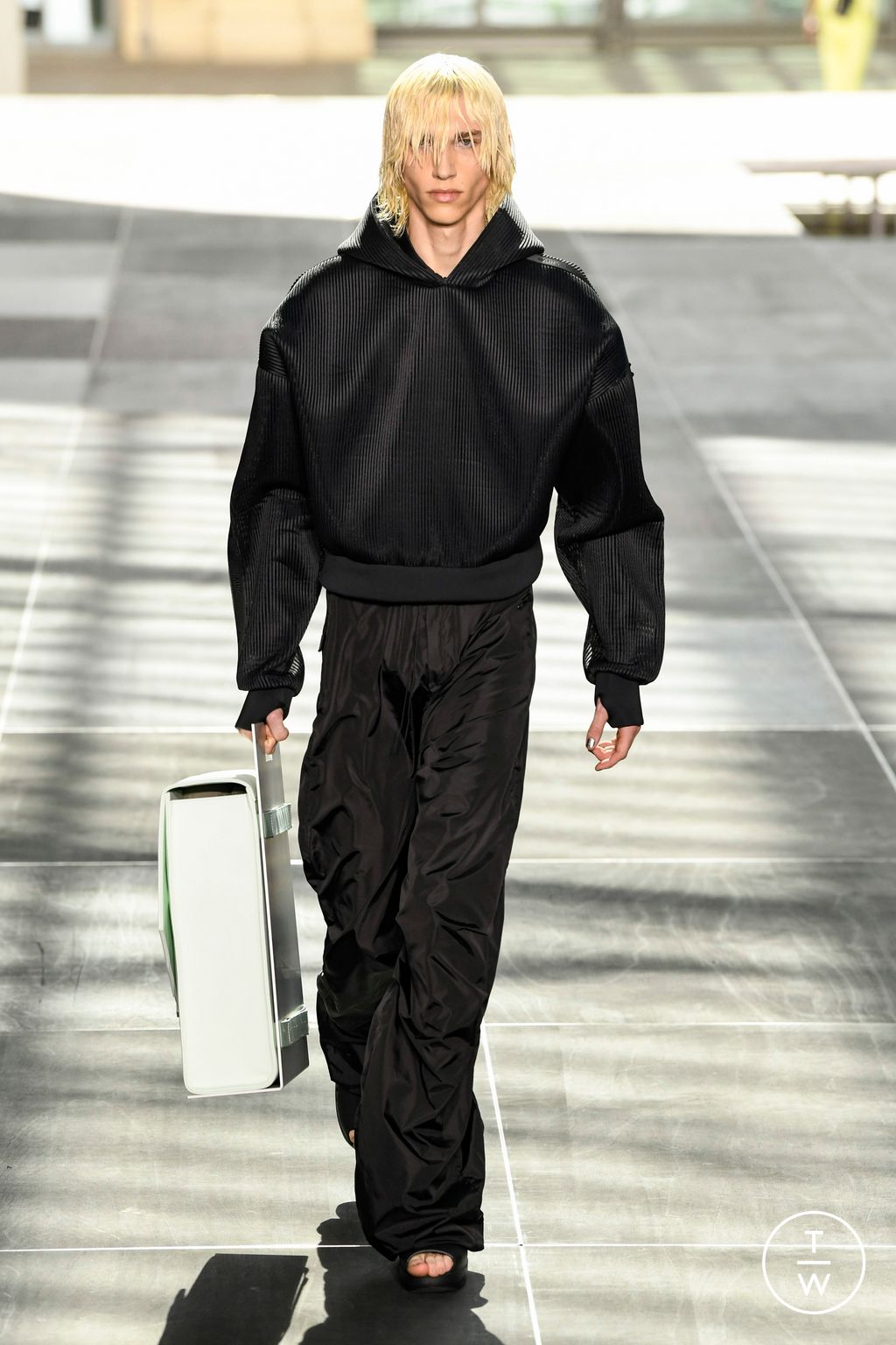 Fashion Week Paris Spring/Summer 2023 look 9 from the Rains collection 男装