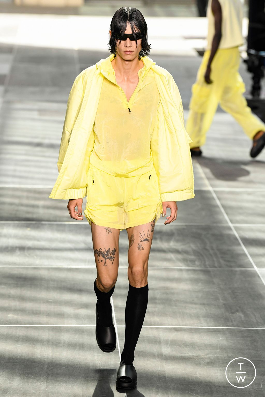 Fashion Week Paris Spring/Summer 2023 look 14 de la collection Rains menswear