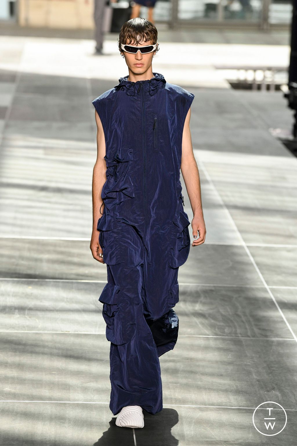 Fashion Week Paris Spring/Summer 2023 look 17 from the Rains collection 男装