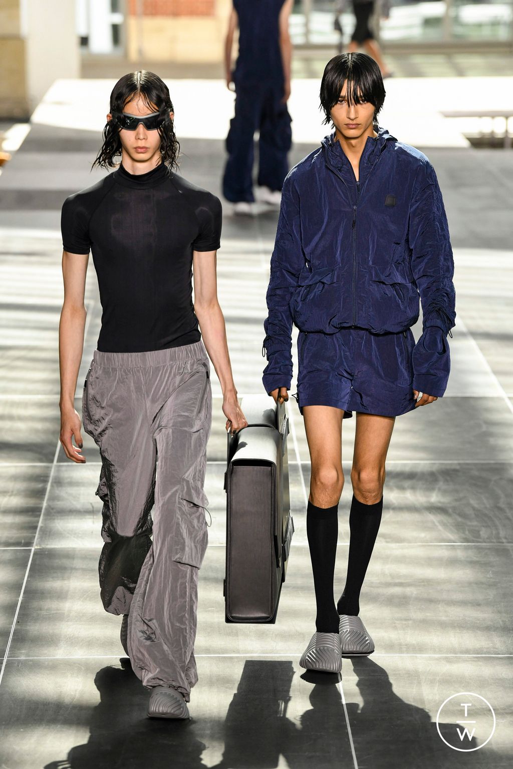 Fashion Week Paris Spring/Summer 2023 look 19 de la collection Rains menswear
