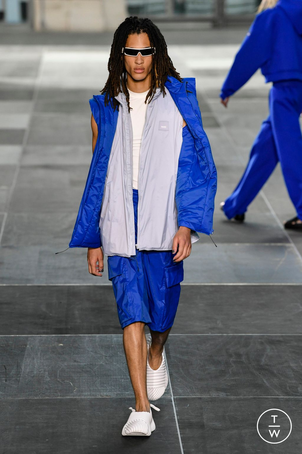 Fashion Week Paris Spring/Summer 2023 look 27 de la collection Rains menswear