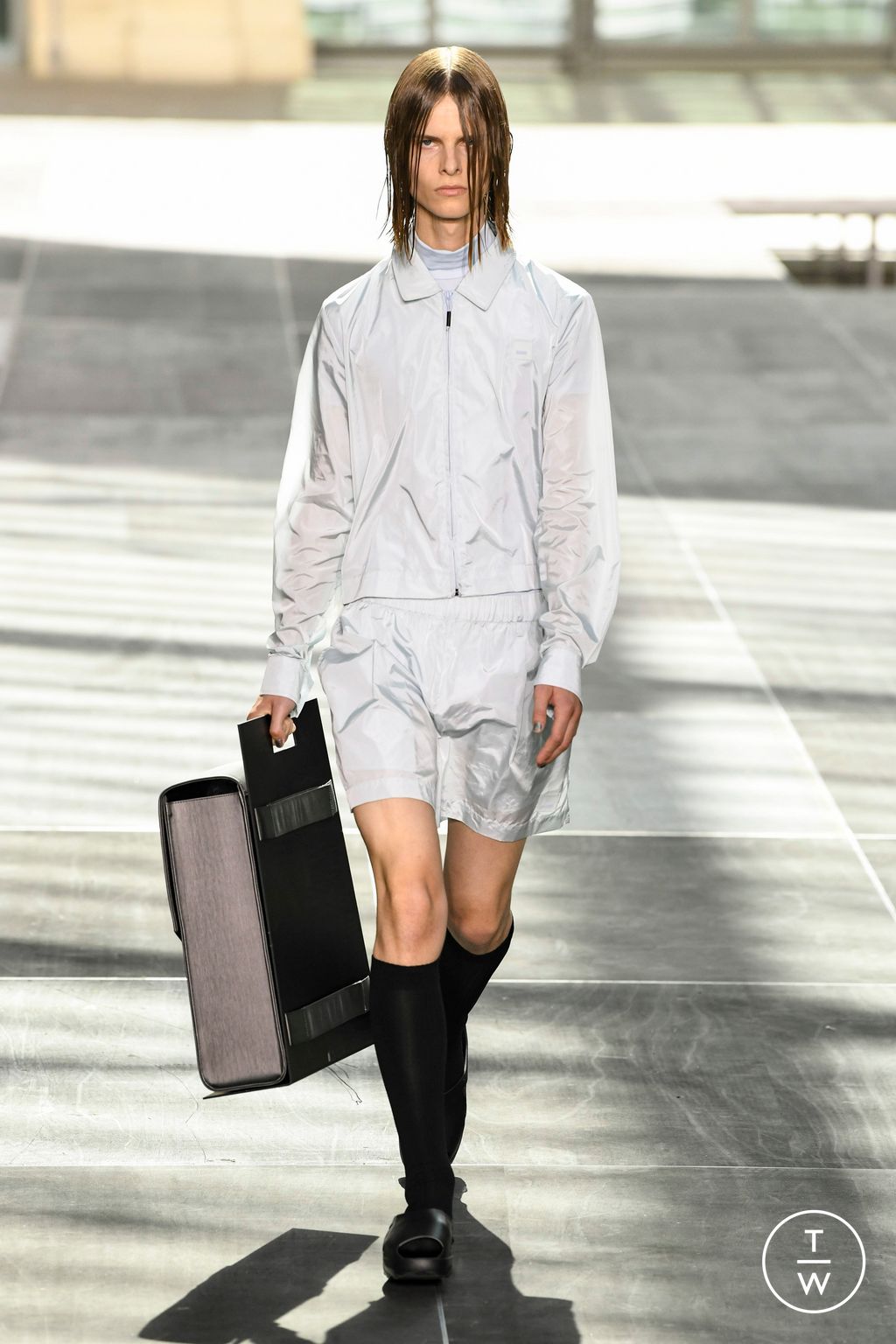 Fashion Week Paris Spring/Summer 2023 look 29 de la collection Rains menswear
