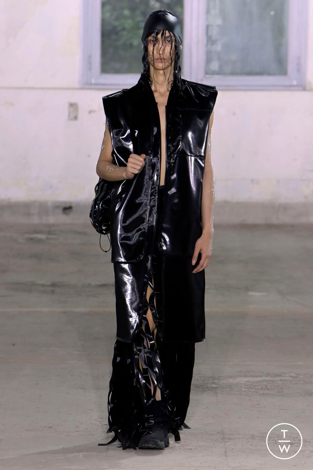 Fashion Week Paris Spring/Summer 2024 look 17 de la collection Rains menswear