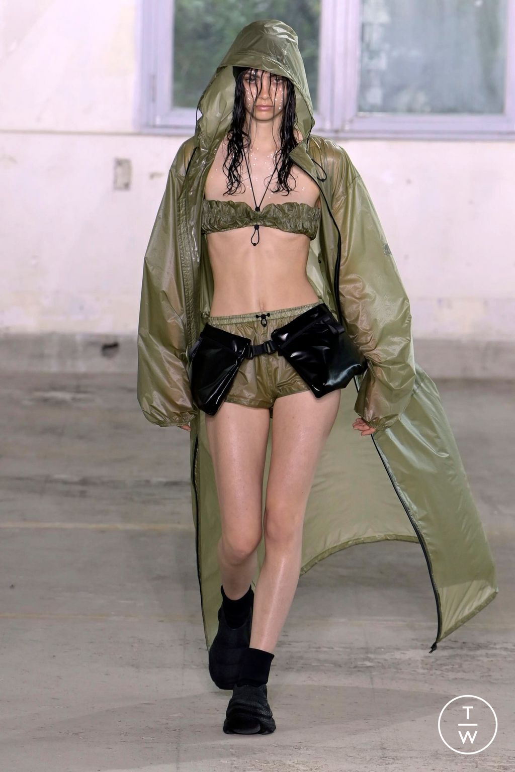 Fashion Week Paris Spring/Summer 2024 look 25 from the Rains collection 男装