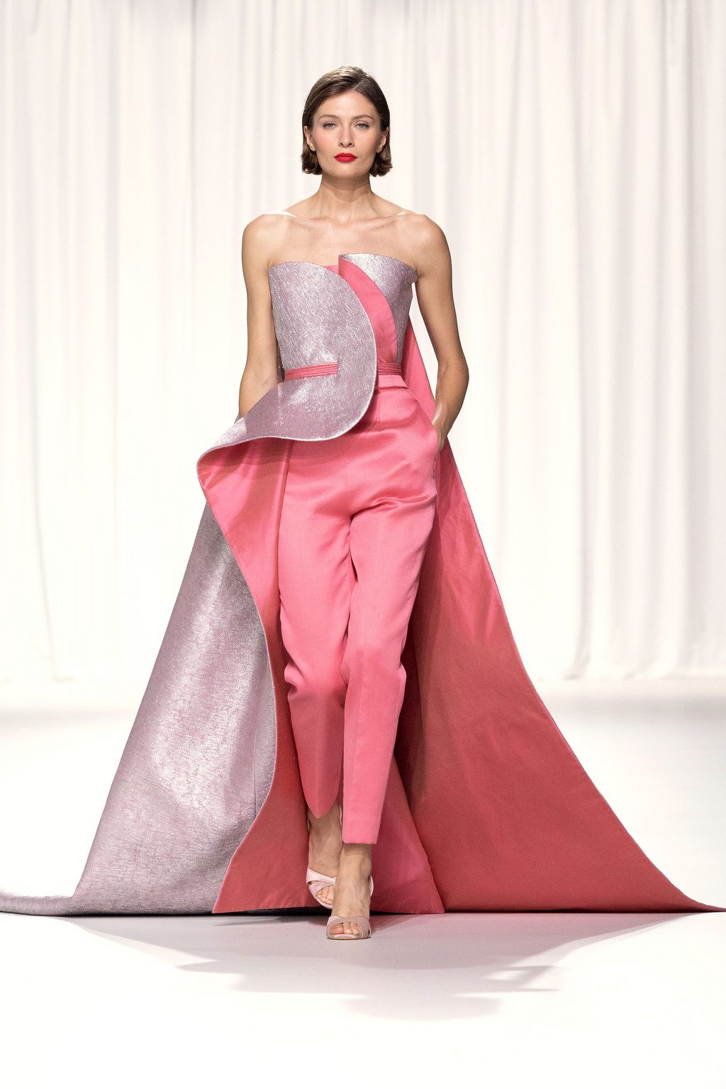 Fashion Week Paris Fall/Winter 2023 look 17 de la collection Rami Al Ali couture