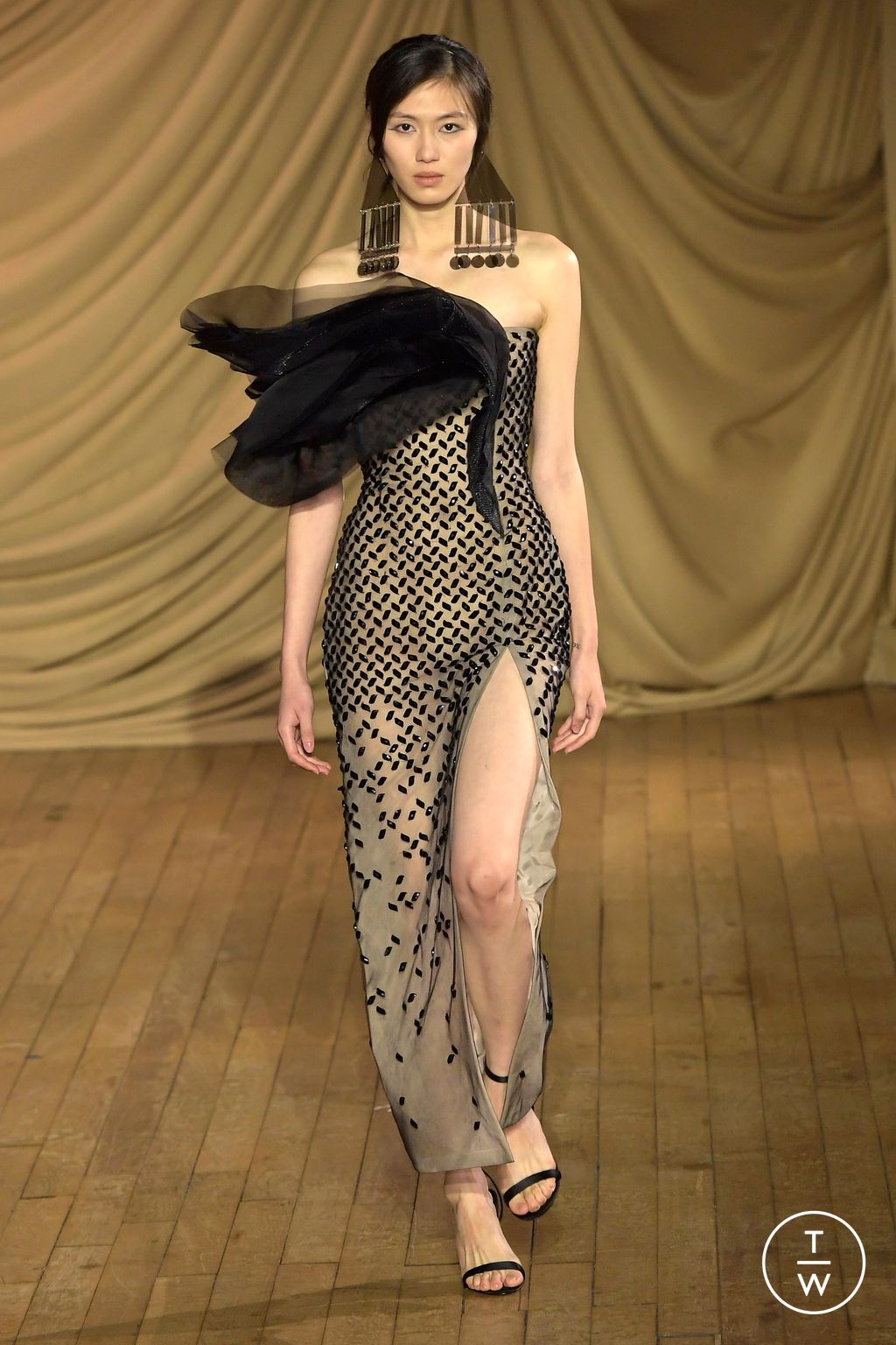 Fashion Week Paris Spring/Summer 2024 look 11 de la collection Rami Al Ali couture