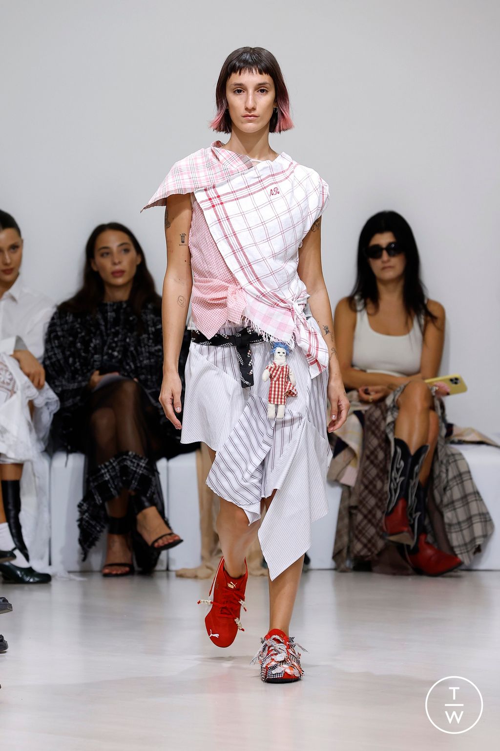 Fashion Week Milan Spring/Summer 2025 look 22 from the RAVE REVIEW collection womenswear