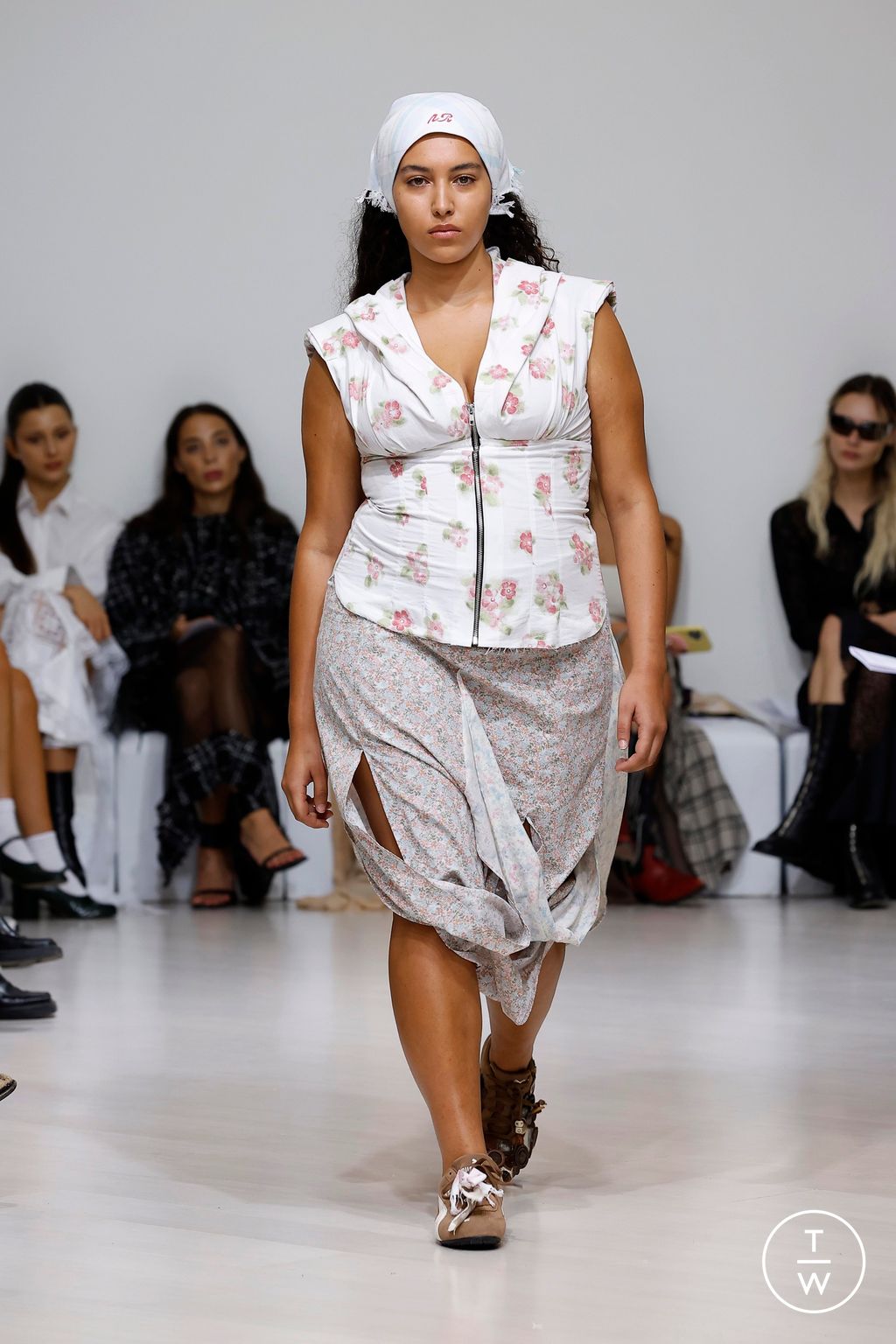 Fashion Week Milan Spring/Summer 2025 look 28 from the RAVE REVIEW collection womenswear