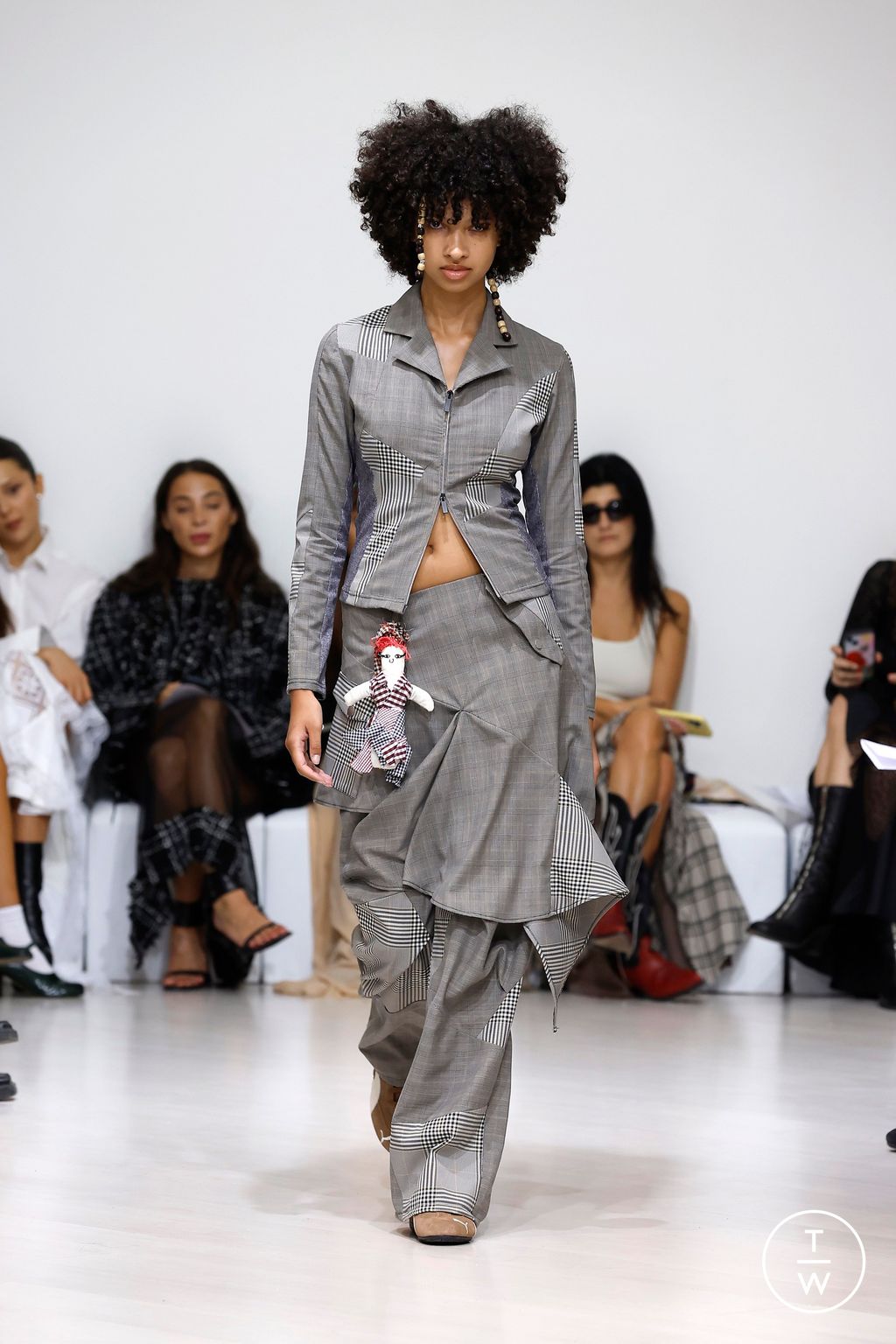 Fashion Week Milan Spring/Summer 2025 look 34 de la collection RAVE REVIEW womenswear