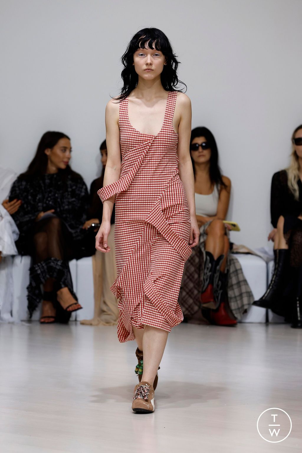 Fashion Week Milan Spring/Summer 2025 look 100 from the RAVE REVIEW collection womenswear