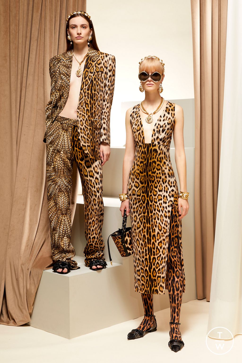 Fashion Week Milan Resort 2023 look 4 from the Roberto Cavalli collection 女装