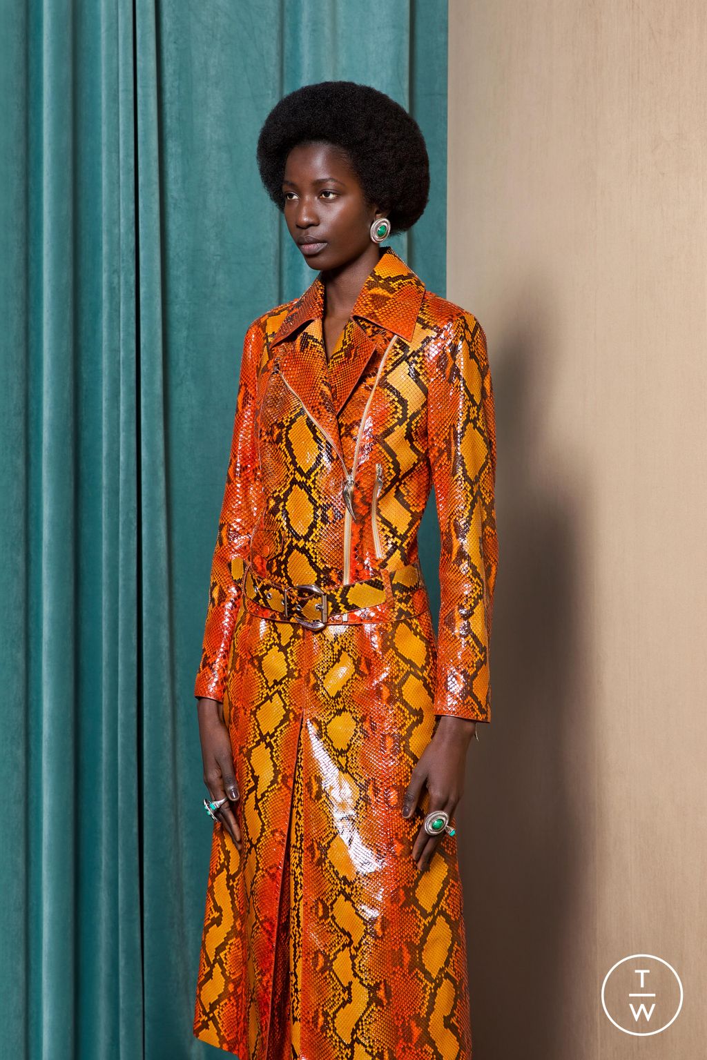 Fashion Week Milan Pre-Fall 2023 look 2 from the Roberto Cavalli collection 女装