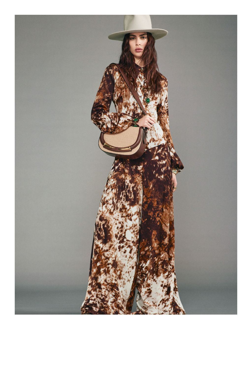 Fashion Week Milan Pre-Fall 2024 look 4 from the Roberto Cavalli collection 女装