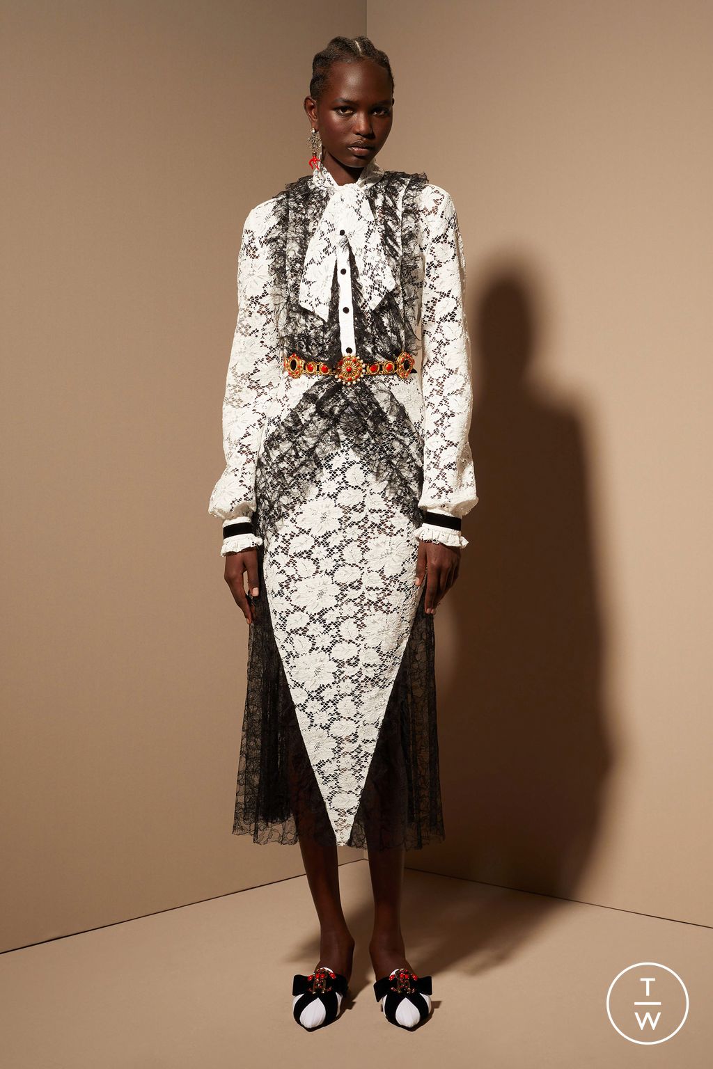 Fashion Week Milan Resort 2024 look 2 from the Roberto Cavalli collection 女装