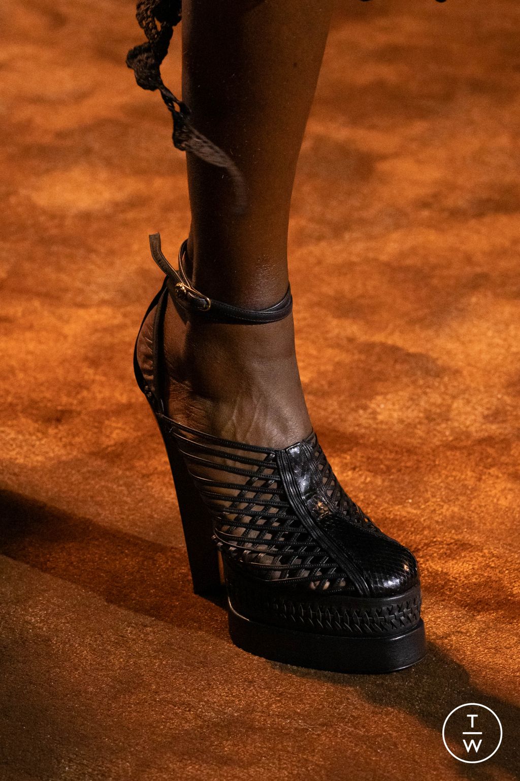 Fashion Week Milan Spring/Summer 2024 look 19 from the Roberto Cavalli collection 女装配饰