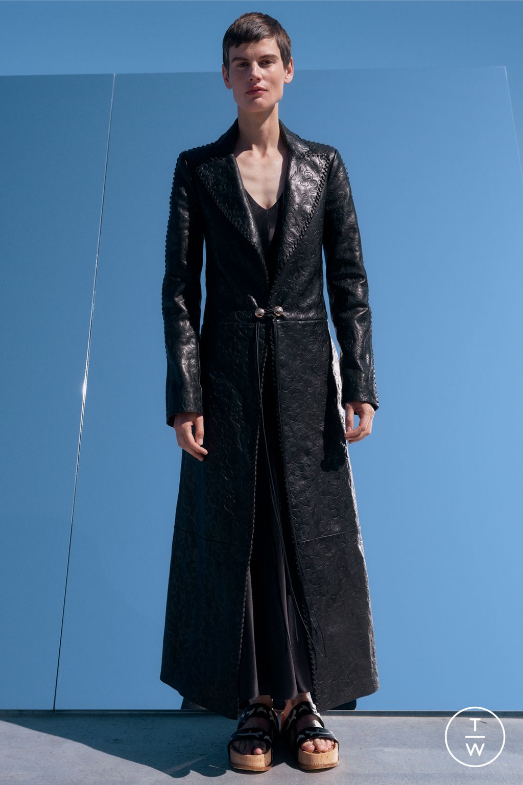 Fashion Week New York Resort 2023 look 1 from the Gabriela Hearst collection 女装
