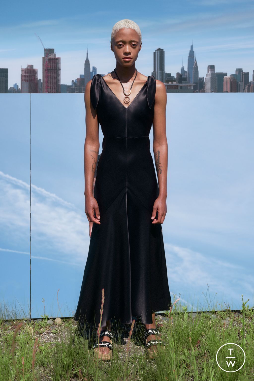 Fashion Week New York Resort 2023 look 30 from the Gabriela Hearst collection 女装