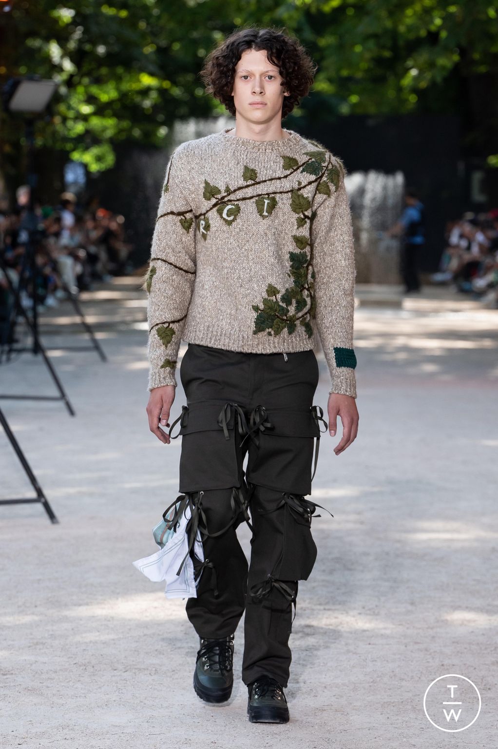 Fashion Week Paris Spring/Summer 2023 look 9 from the Reese Cooper collection 男装