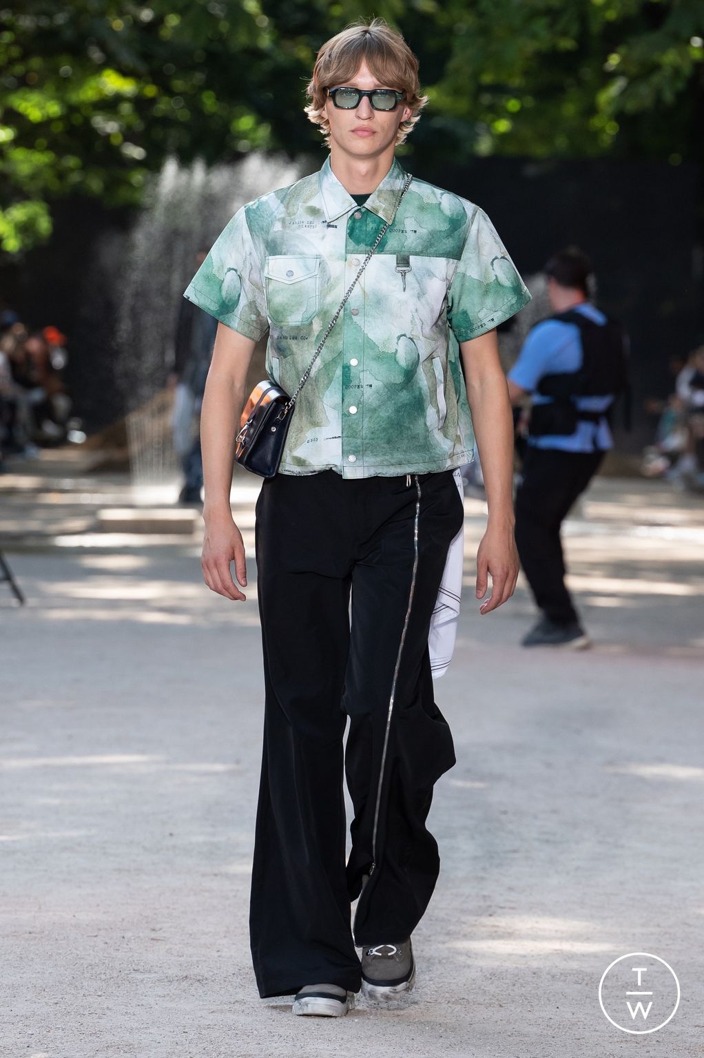 Fashion Week Paris Spring/Summer 2023 look 24 from the Reese Cooper collection 男装