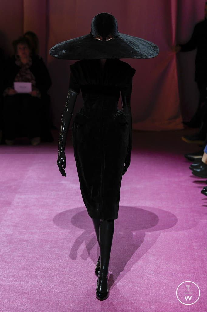Fashion Week London Fall/Winter 2022 look 12 de la collection Richard Quinn womenswear