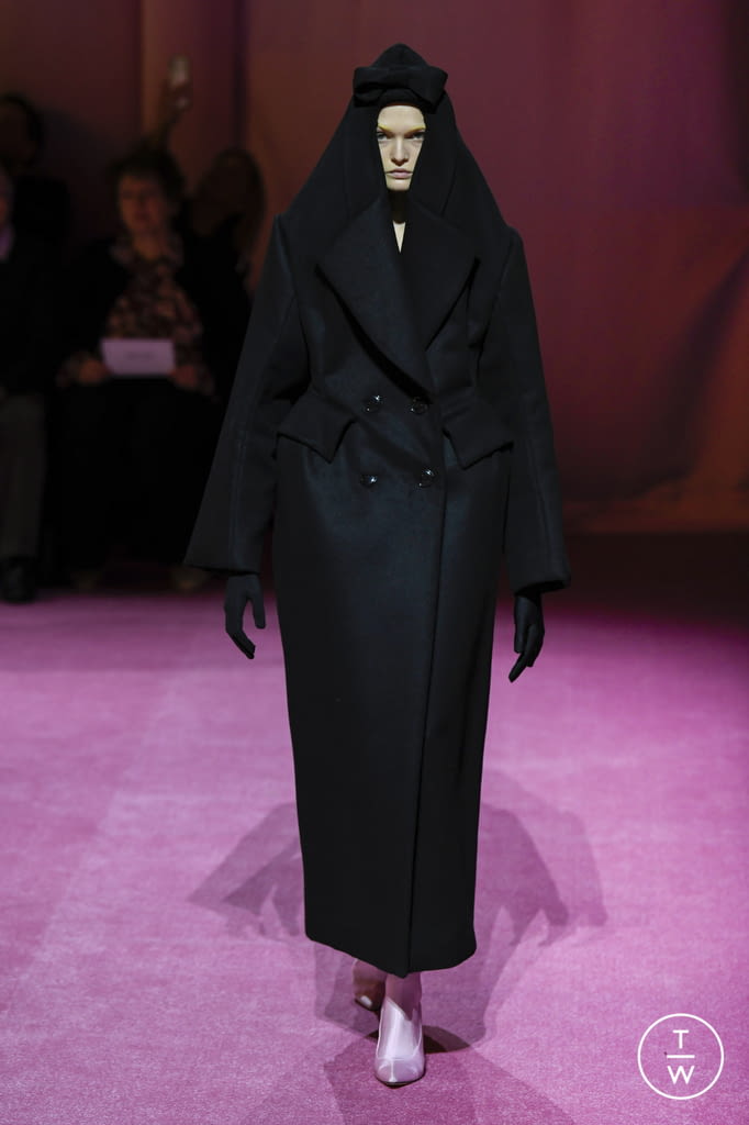 Fashion Week London Fall/Winter 2022 look 25 de la collection Richard Quinn womenswear