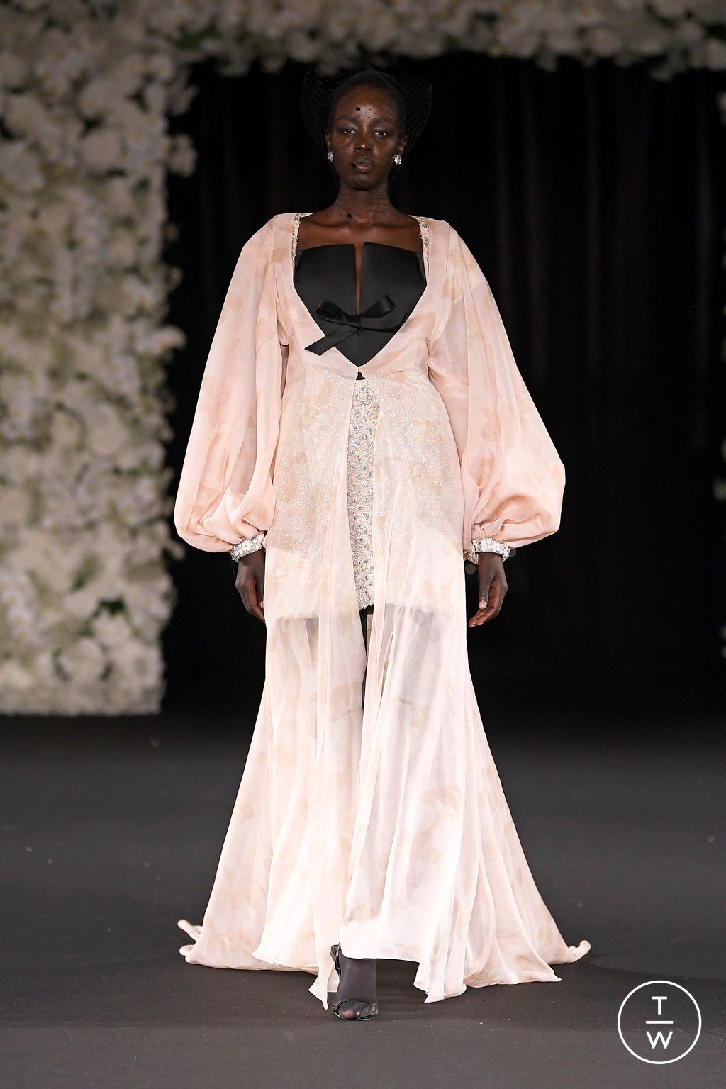 Fashion Week London Spring/Summer 2025 look 18 from the Richard Quinn collection 女装