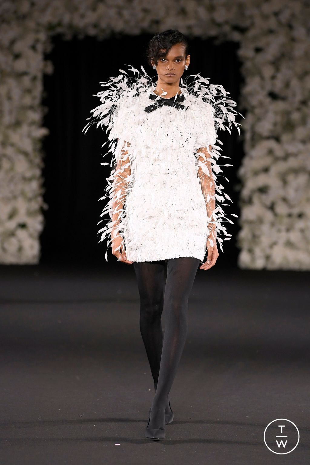 Fashion Week London Spring/Summer 2025 look 32 from the Richard Quinn collection 女装