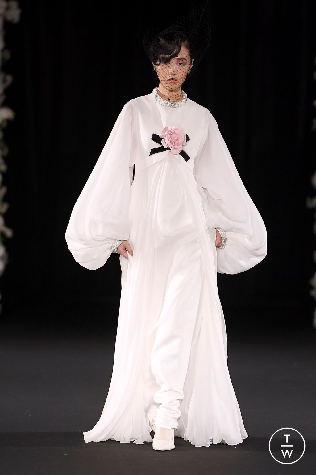 Fashion Week London Spring/Summer 2025 look 34 from the Richard Quinn collection womenswear