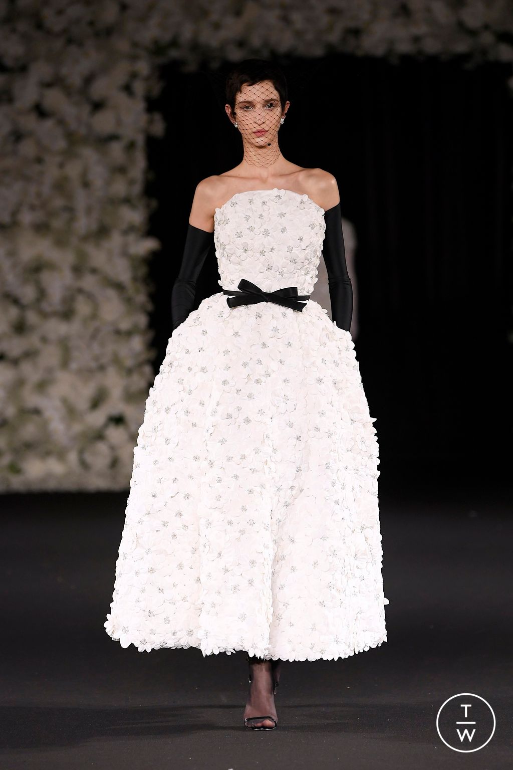 Fashion Week London Spring/Summer 2025 look 37 from the Richard Quinn collection 女装