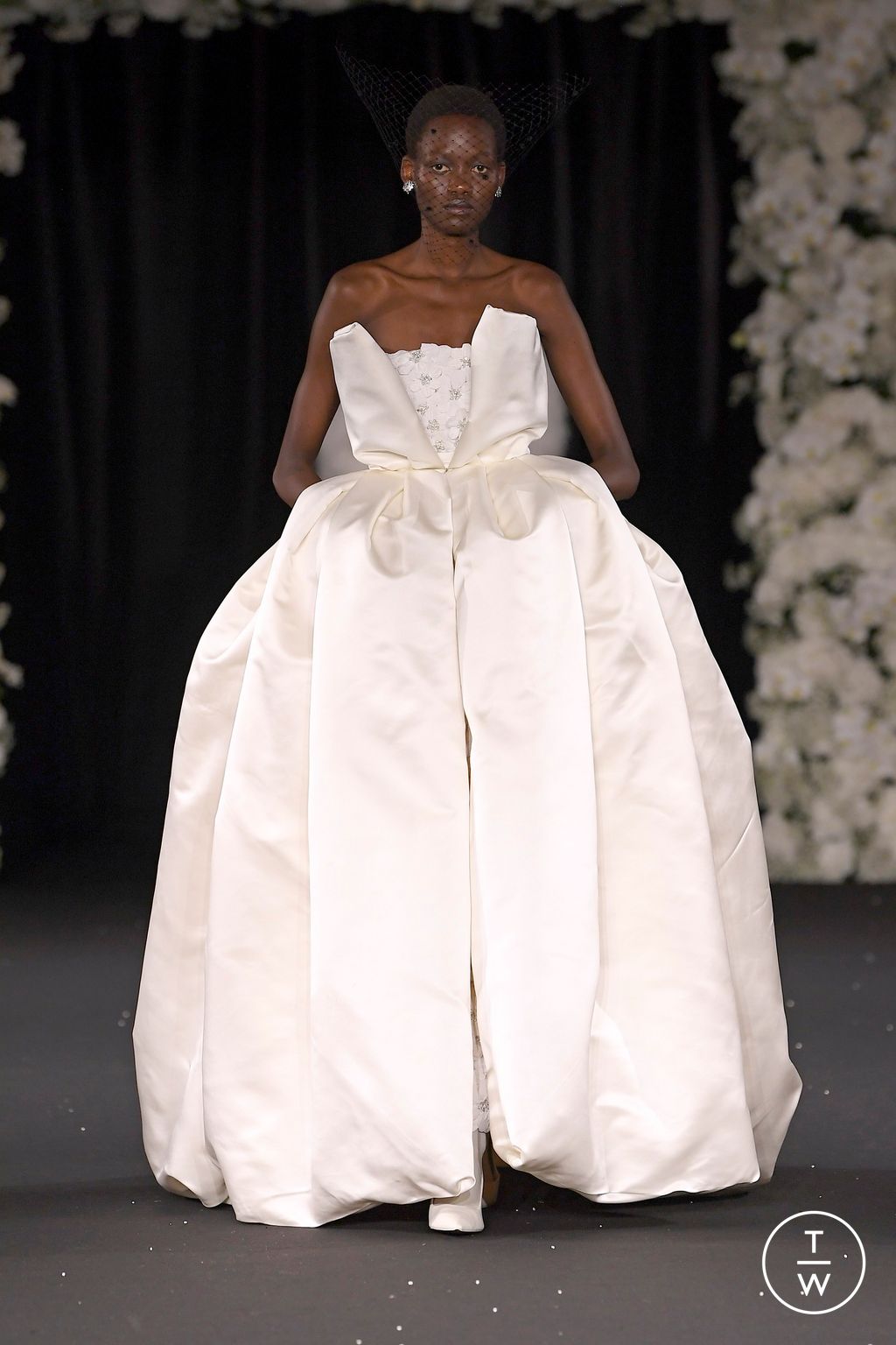 Fashion Week London Spring/Summer 2025 look 43 from the Richard Quinn collection 女装