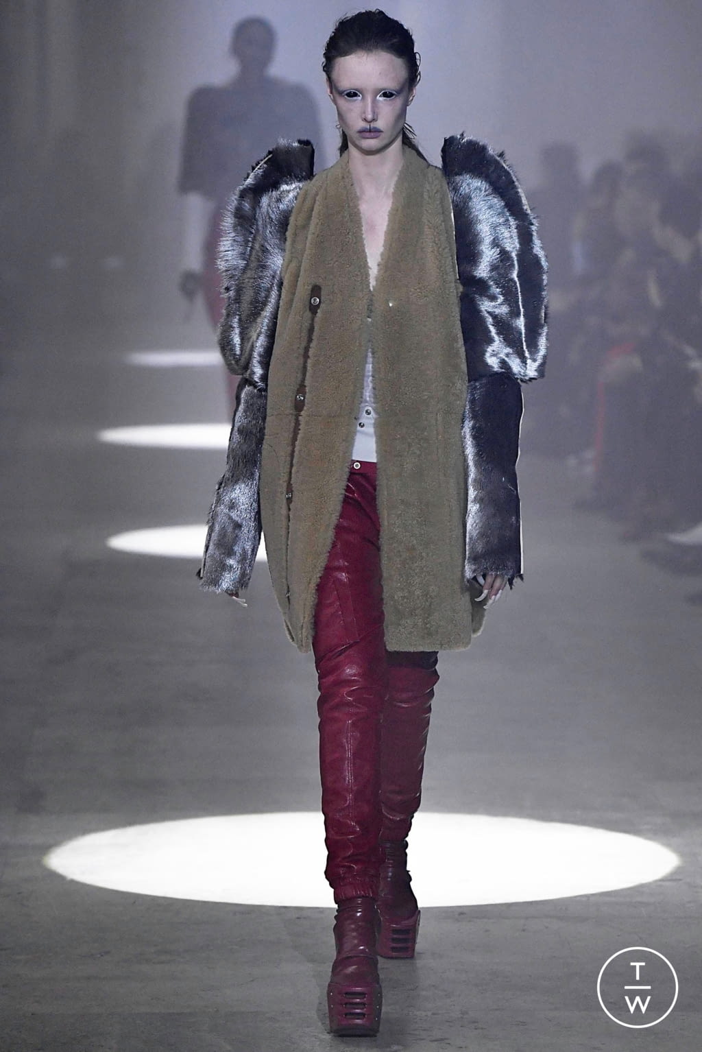 Fashion Week Paris Fall/Winter 2019 look 14 from the Rick Owens collection womenswear