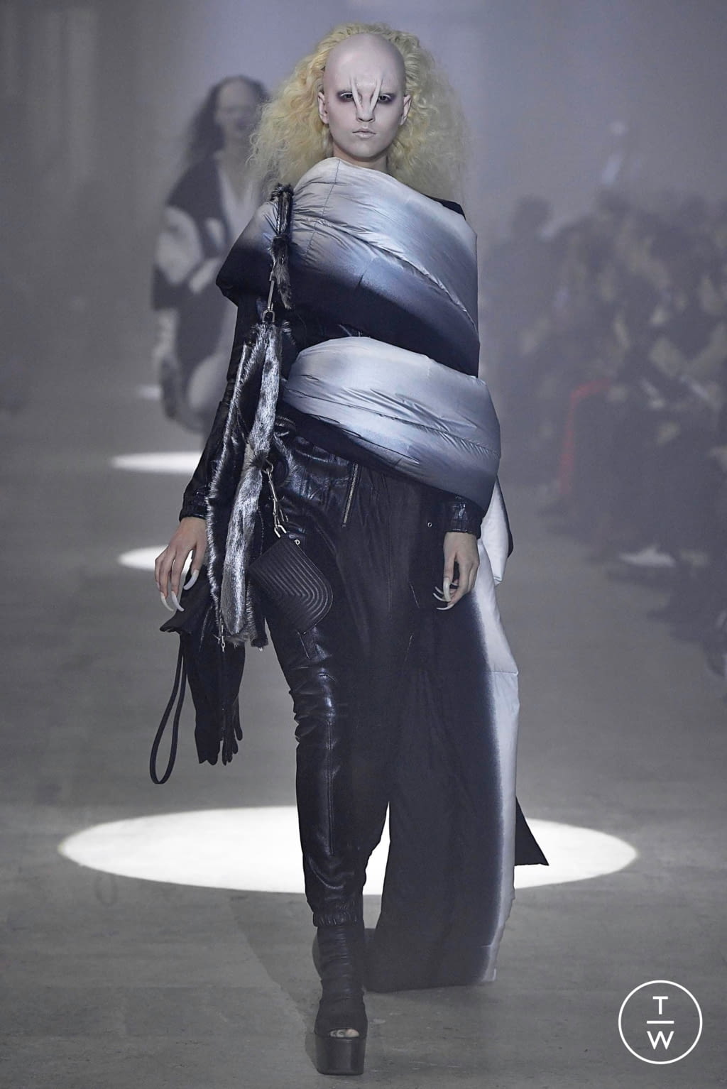 Fashion Week Paris Fall/Winter 2019 look 17 from the Rick Owens collection womenswear
