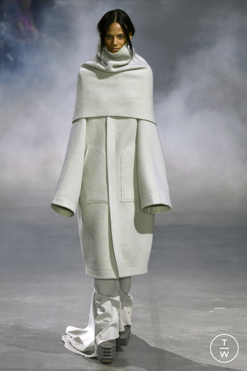 Fashion Week Paris Fall/Winter 2022 look 1 from the Rick Owens collection 女装
