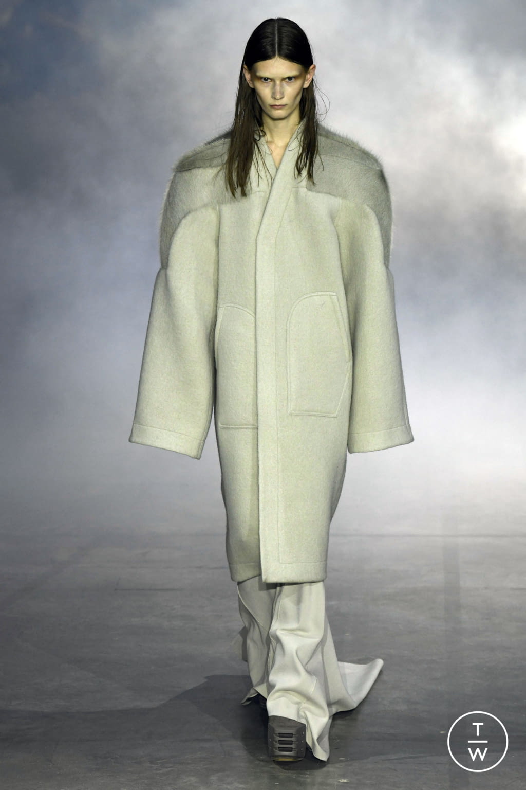 Fashion Week Paris Fall/Winter 2022 look 3 from the Rick Owens collection womenswear