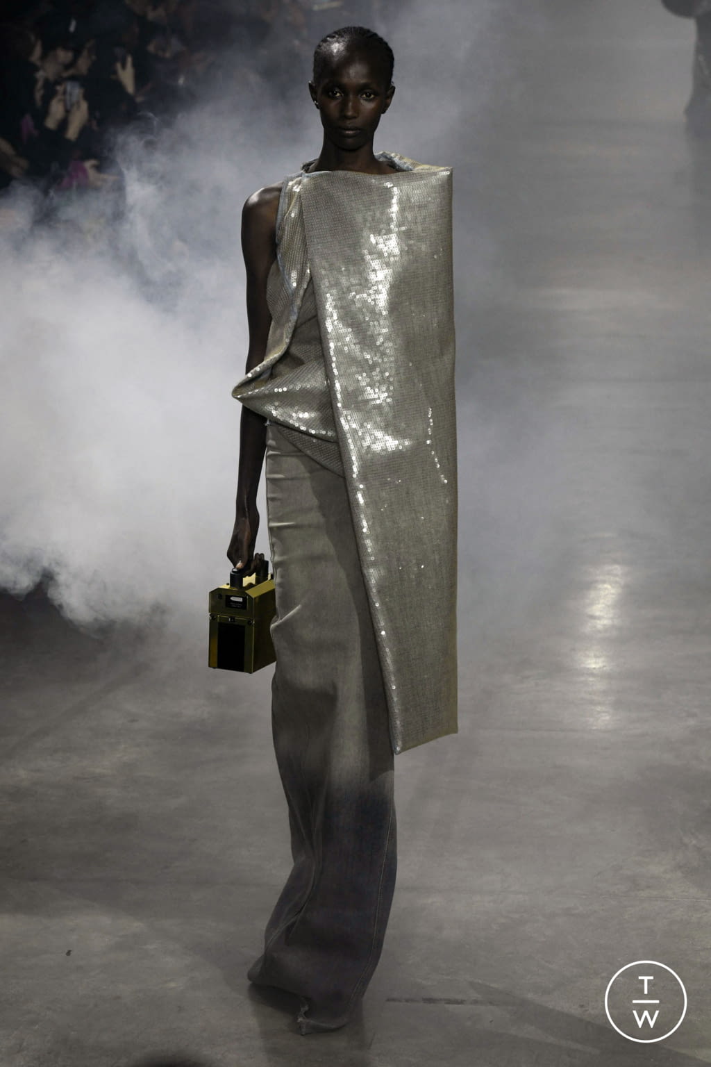 Fashion Week Paris Fall/Winter 2022 look 20 from the Rick Owens collection 女装