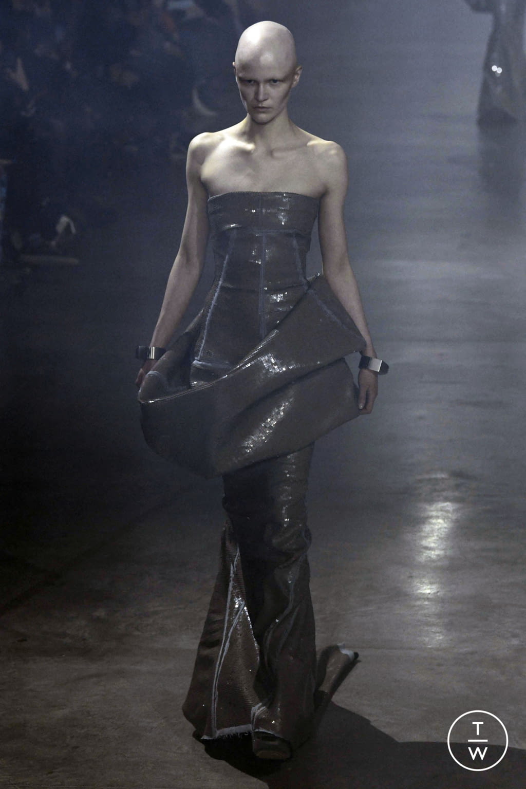 Fashion Week Paris Fall/Winter 2022 look 21 from the Rick Owens collection womenswear