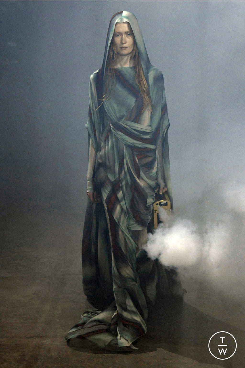 Fashion Week Paris Fall/Winter 2022 look 28 from the Rick Owens collection womenswear