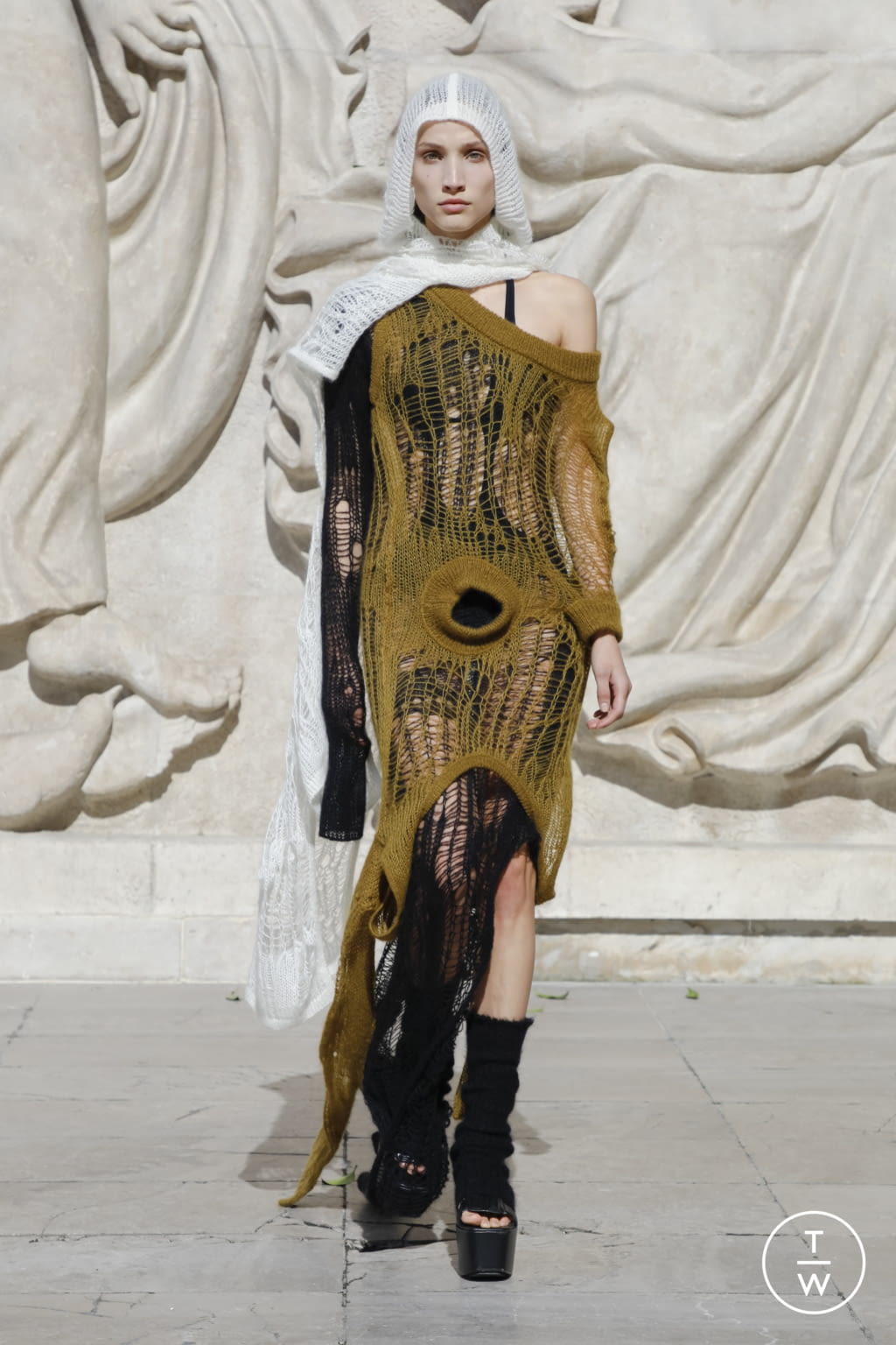 Fashion Week Paris Spring/Summer 2022 look 24 from the Rick Owens collection 女装