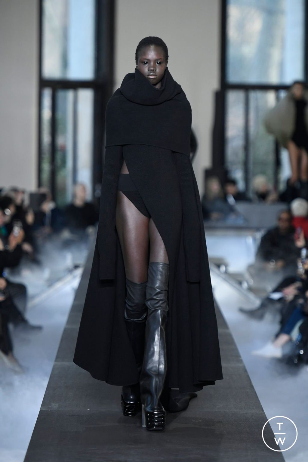 Fashion Week Paris Fall/Winter 2023 look 1 de la collection Rick Owens womenswear