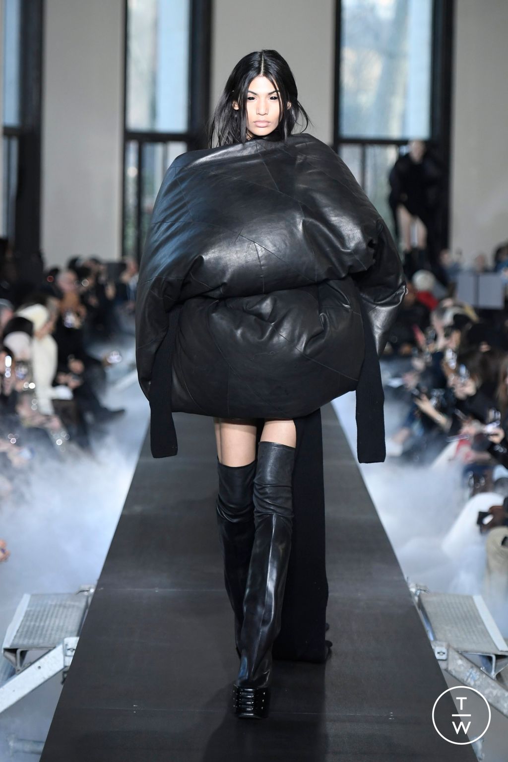 Fashion Week Paris Fall/Winter 2023 look 2 from the Rick Owens collection womenswear