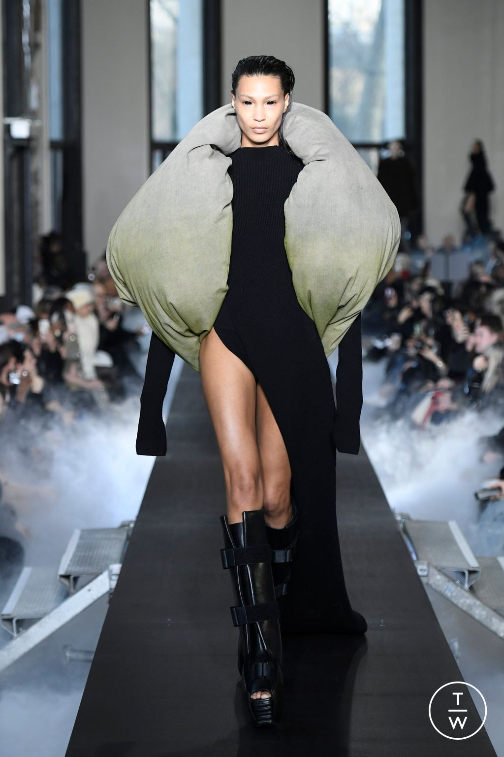 Fashion Week Paris Fall/Winter 2023 look 4 from the Rick Owens collection womenswear