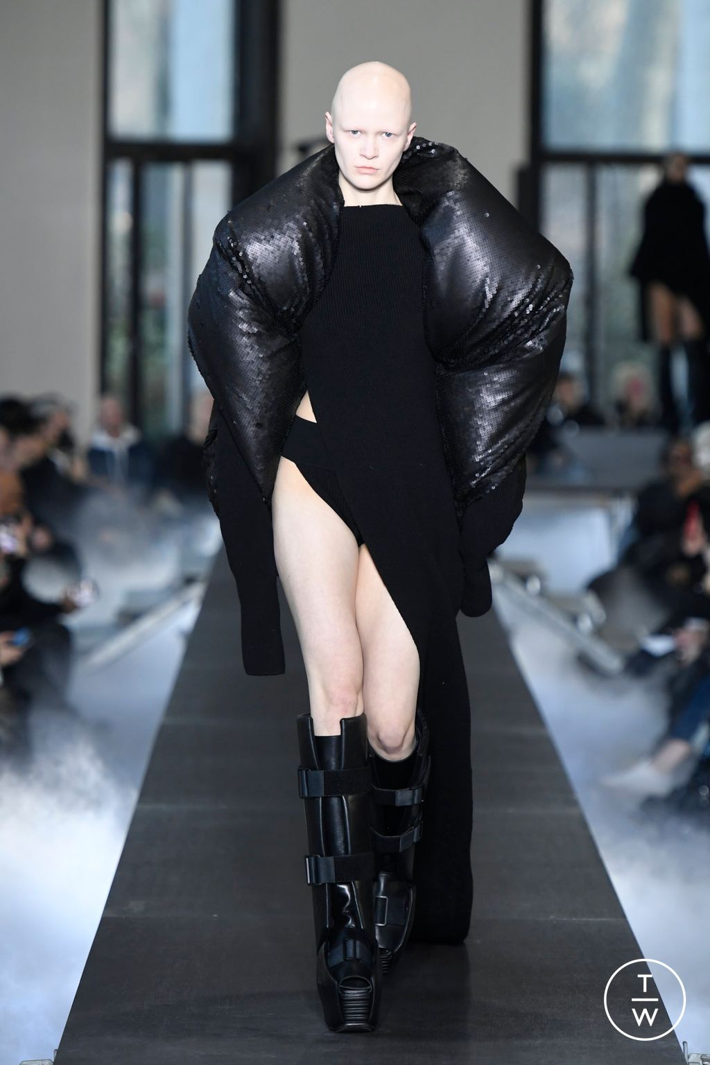 Fashion Week Paris Fall/Winter 2023 look 5 de la collection Rick Owens womenswear