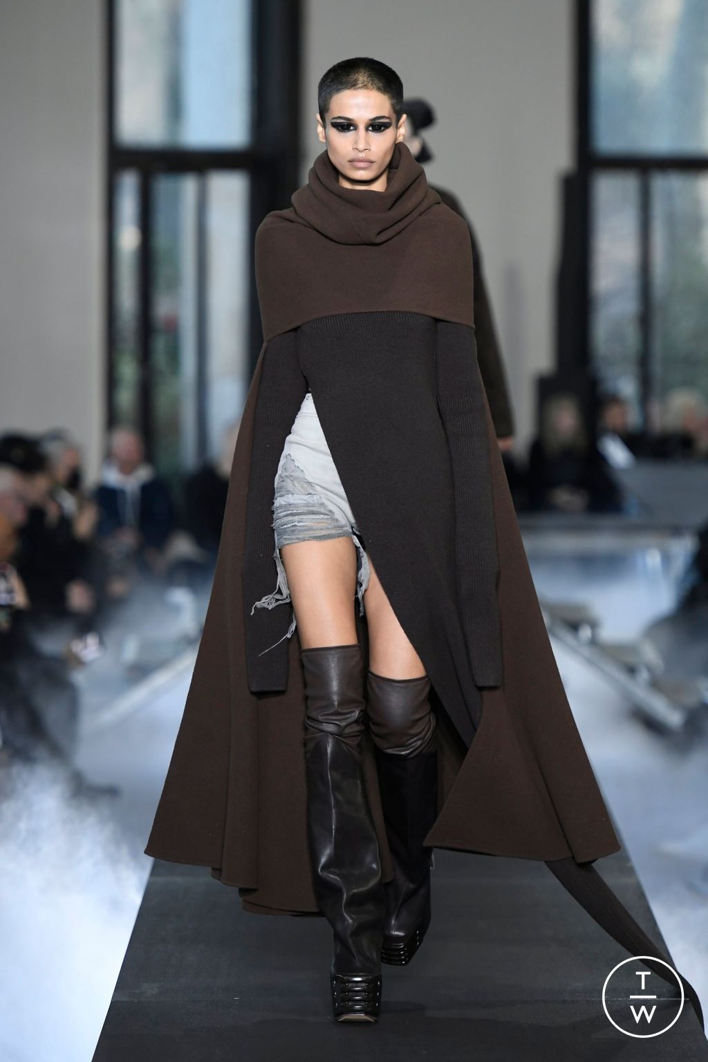 Fashion Week Paris Fall/Winter 2023 look 6 de la collection Rick Owens womenswear