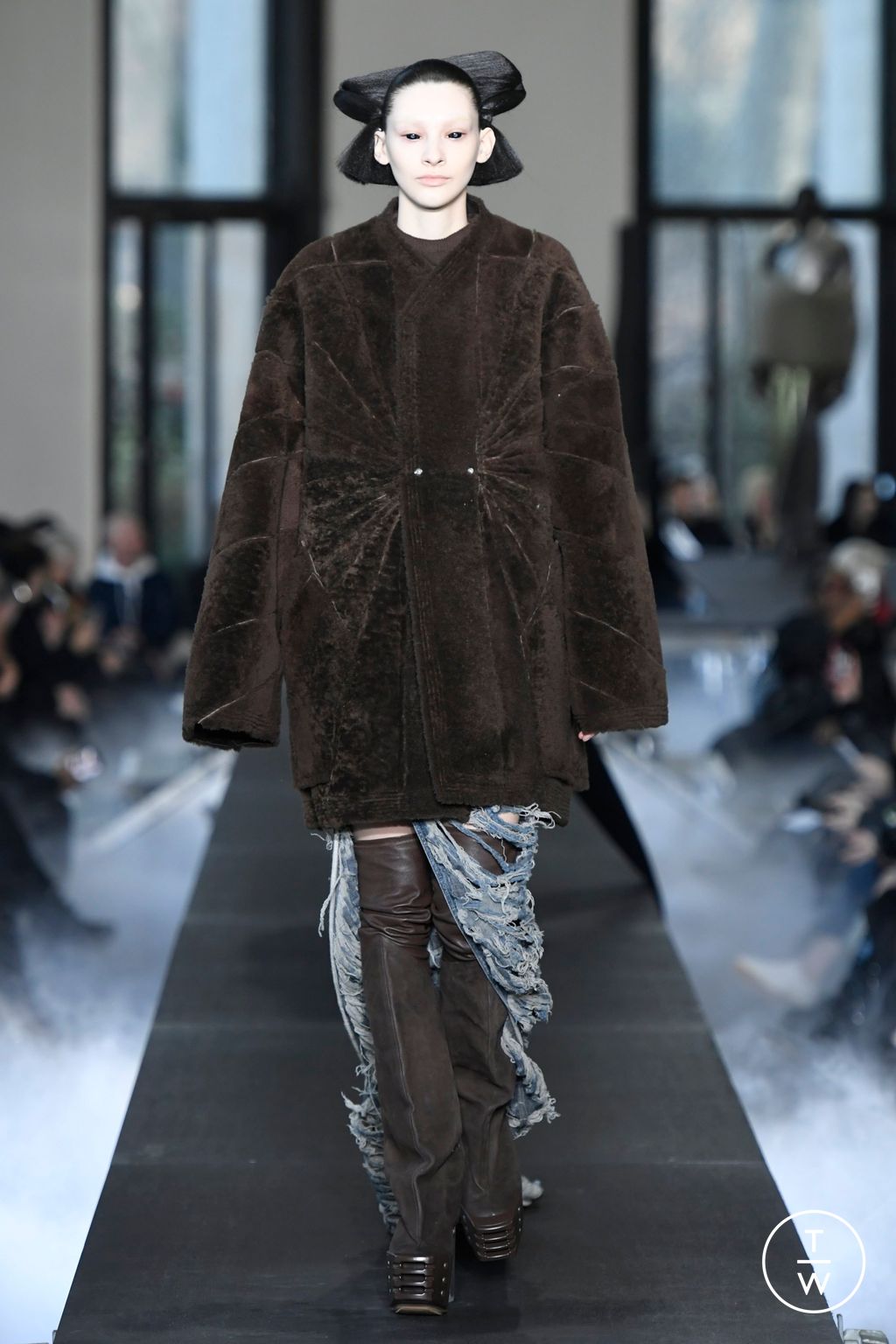 Fashion Week Paris Fall/Winter 2023 look 7 de la collection Rick Owens womenswear