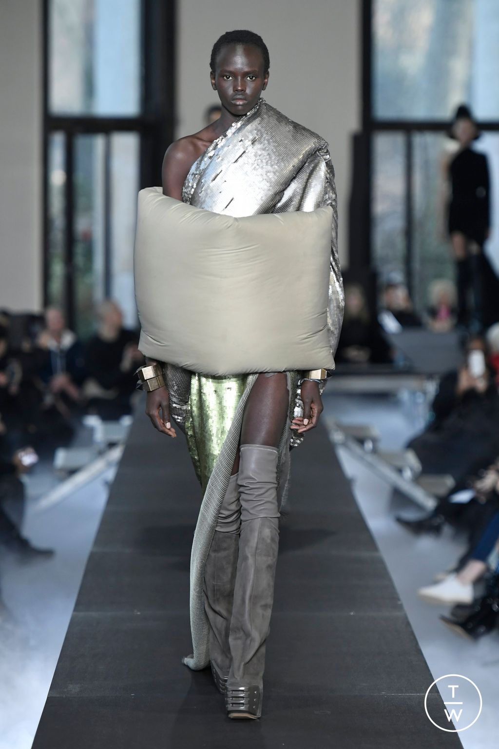 Fashion Week Paris Fall/Winter 2023 look 9 from the Rick Owens collection womenswear