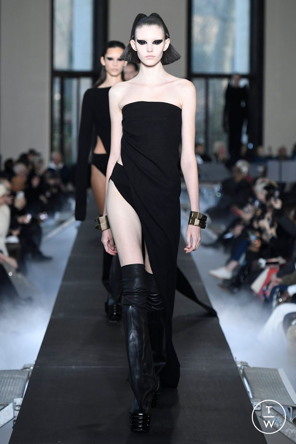 Fashion Week Paris Fall/Winter 2023 look 11 de la collection Rick Owens womenswear