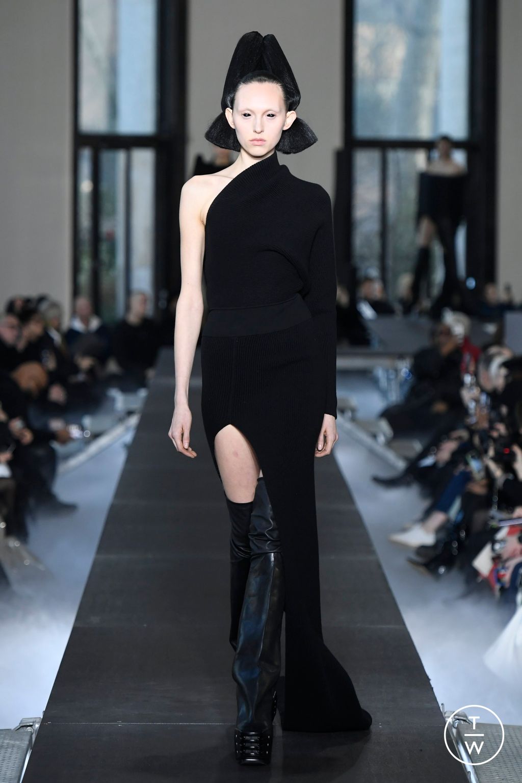 Fashion Week Paris Fall/Winter 2023 look 13 from the Rick Owens collection womenswear
